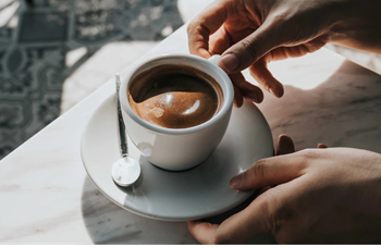 6 thói quen khiến răng xỉn màu