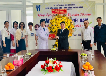 Đồng chí Võ Công Chánh, Trưởng ban Nội chính Thành ủy và đồng chí Võ Thu Tùng, Phó Giám đốc Sở Y tế đã đến thăm, chúc mừng Bệnh viện Răng – Hàm – Mặt thành phố Đà Nẵng nhân kỷ niệm 70 năm ngày Thầy thuốc Việt Nam (27/2/1955-27/2/2025)