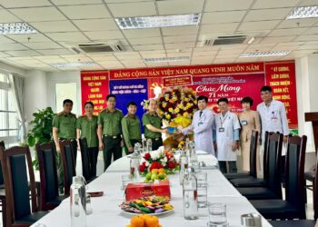 ĐẢNG ỦY, GIÁM ĐỐC CÔNG AN THÀNH PHỐ ĐÀ NẴNG CHÚC MỪNG BỆNH VIỆN NHÂN DỊP NGÀY THẦY THUỐC VIỆT NAM 27/02